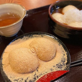 【茶房 もちつき庵】
杵つきの出来たてお餅を食べられる餅料理専門店。ぜんざいや焦がし醤油餅、大根おろし餅などさまざまな餅メニューを楽しめます。
