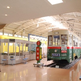 【レトロでんしゃ館】
かつて名古屋市内を走っていた電車を見学することができます。実際に車両の中に入って見学できるので、当時の雰囲気を感じることができます。