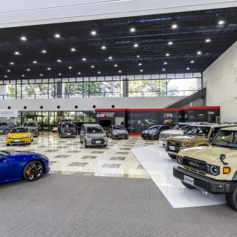 【トヨタ会館】
トヨタの技術とものづくり精神を体感できる施設。最新の車や環境技術の展示、ロボット実演など見どころ満載で、子どもから大人まで楽しみながら学べます。見学後のミュージアムショップも人気。