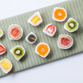 【フルーツ大福　弁才天】
美しい断面が魅力のフルーツ大福のお店。旬の果実がまるごと入ったフルーツ大福は、ジューシーな果実のおいしさはもちろん、見た目も楽しめる注目のスイーツです。
