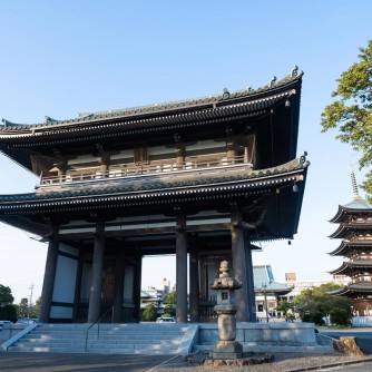 【日泰寺】
覚王山の地名の由来になったといわれている歴史あるお寺。荘厳な雰囲気を感じながらも、参道にはおしゃれな雑貨店やスイーツの店などが並びます。