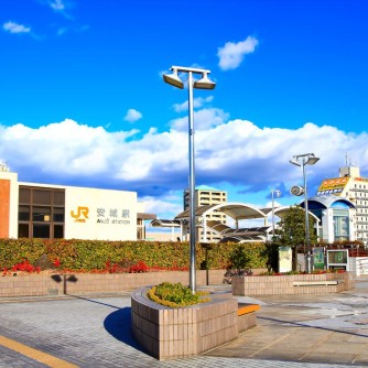 【安城駅】
JR東海道本線の特別快速が停車し、隣駅の三河安城駅で新幹線もスムーズ。周辺には公共施設「アンフォルテ」やスーパーが揃い、平坦な地形で徒歩や自転車での移動もしやすいため、生活利便性が非常に高い駅です。