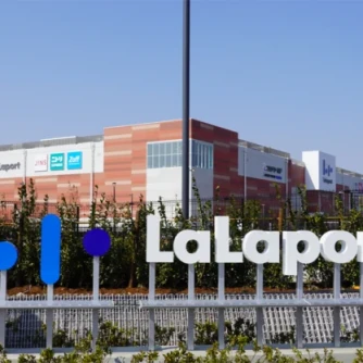 【ららぽーと安城】
約210店舗が集う大型モールです。映画館や屋上広場を備え、買い物と遊びを一日中楽しめます。JR安城駅から徒歩圏内と好立地で、多彩なグルメやキッズエリアも充実。家族三世代が快適に過ごせる、安城の新たなランドマークとして注目です。