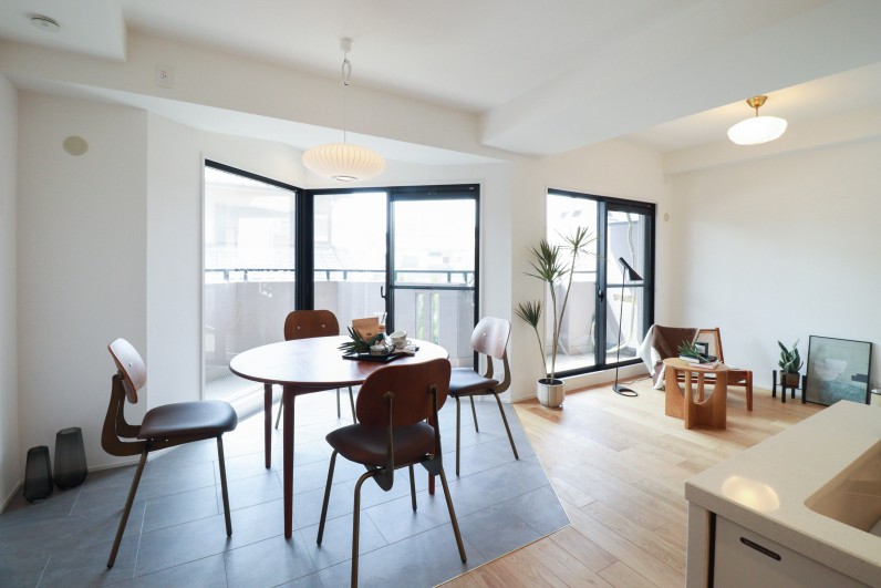 床の切り替えが魅せる。
リズムを生む食卓。