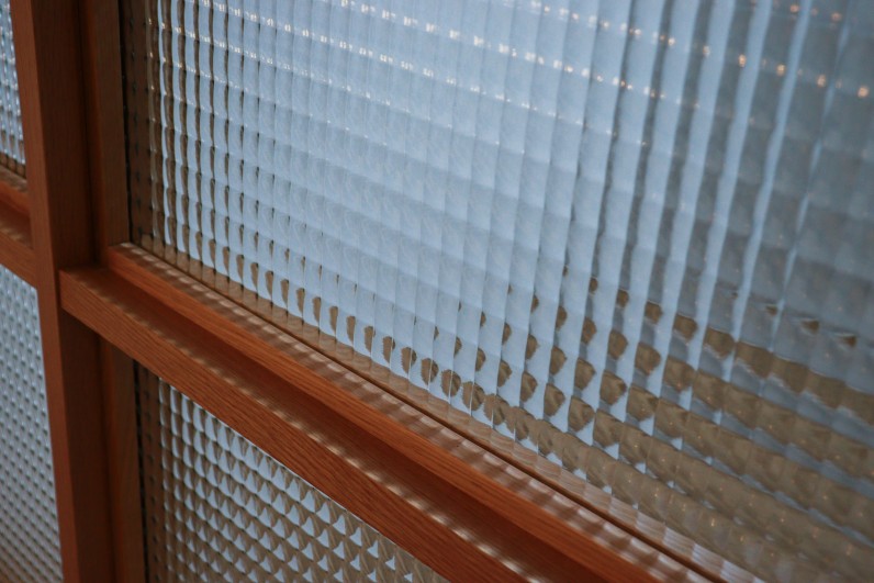 木の温もりと、室内窓。
気配をつなぐ心地よい距離。