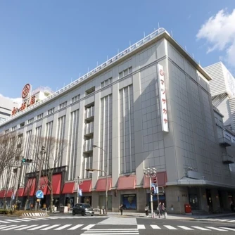 【松坂屋　名古屋店】
1611年創業、名古屋発祥の松坂屋本店格の老舗百貨店 で、本館・北館・南館からなる売り場面積は日本最大級 。2024年の大規模リニューアルで、ラグジュアリーからアート、お酒まで多様な高質アイテムが揃います 。デパ地下には名古屋めしも充実し、美術館など文化施設も併設 。