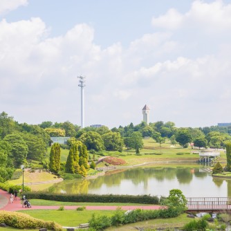 【愛知健康の森】
広大な緑地の中にスポーツ施設、温浴施設、散策路が整う施設。自然を感じながら運動やリフレッシュができ、家族連れから日常のリラックス目的まで幅広く利用される、心と体を整える人気スポットです。