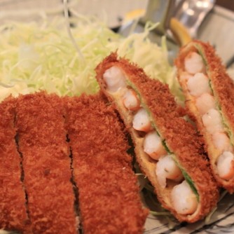 【手のべとんかつえびかつ　百年亭】
食べログ百名店に4度選出された行列店。絶品のとんかつ・エビカツを求めて連日多くの人でにぎわいます。近くに住みなら一度は食べておきたい魅力的な定食屋さんです。