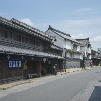 【有松の町並み】
この街の歴史は「有松絞」と共にあります。豪壮な町家が連なる街並みは、日本遺産に指定されています。絞り染めの商家の暮らしと文化が色濃く残る、風情豊かな場所です。