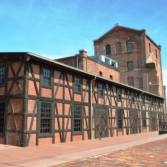 【半田赤レンガ建物】
明治時代にビール醸造工場として誕生した、歴史の息吹を今に伝える貴重な遺産です。
幾度もの戦火や災害を乗り越え、今日までその姿を残す希少な煉瓦建造物として、国の登録有形文化財にも指定されています。重厚な赤煉瓦の壁が夕日に染まる光景は、訪れる人々をノスタルジックな世界へといざないます。歴史情緒あふれる空間で、当時の面影を肌で感じる空間です。