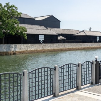 【半田運河】
かつて醸造業で栄えた半田の繁栄を支えた「物流の大動脈」です。
運河沿いに並ぶ黒板囲いの醸造蔵の佇まいは、当時の面影を色濃く残し、水面に映る蔵の風景は非常に情緒的。
現在では周辺が整備され、季節の風を感じながら歩ける散策路として親しまれています。歴史と水辺の穏やかな空気が調和するこの場所は、訪れる人の心に安らぎを与える、半田ならではの特別な空間です。