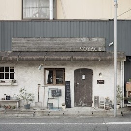 【ボヤージュ】
コーヒーの香りや淹れる時間そのものを楽しむことを大切にし、日常に小さな豊かさを届けてくれる一軒です。
現在は豆やドリップ、販売が中心で、自宅で過ごすコーヒー時間をより心地よく演出。落ち着いた世界観の中で、暮らしに寄り添う一杯と出会えます。