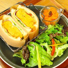 【thirty nine cafe】
木のぬくもり溢れるおしゃれな空間が魅力のカフェ。名物は分厚いふわふわ卵サンド。熱々の柔らかな卵焼きに、ハム、きゅうりが入ったボリューム満点の一品です。お子様連れにも優しいテラス席も完備。