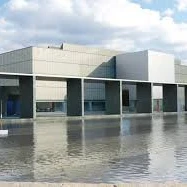 【豊田市美術館】
現代建築と自然が調和した美しい空間が魅力の美術館です。展示は国内外の近現代美術を中心に、多彩なコレクションや企画展を楽しめるほか、建物そのものが一つのアート作品のよう。
