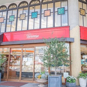 【ガトータツミヤ】
地元で長く愛され続ける老舗洋菓子店です。
一歩足を踏み入れれば、ショーケースには宝石のように輝くケーキや、香ばしい焼き菓子が並びます。特に定評があるのは、素材の味を活かした「シンプルながらも奥深い味わい」。手土産にはもちろん、特別な日のホールケーキまで、世代を問わず街の日常に溶け込んでいます。懐かしさと上品さが同居する、岡崎の名店です。