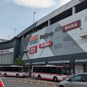 【イオンモール岡崎】
西三河エリア最大級の規模を誇るショッピング・エンターテインメントの拠点です。
シネマコンプレックスや多彩な専門店、そして百貨店の流れを汲む洗練されたショップが共存し、日常の買い物から特別な日のショッピングまでを全方位で叶えてくれます。地域のトレンド発信地としての活気に満ち、家族や友人と「一日中楽しめる」という安心感を与えてくれる、街のランドマークです。