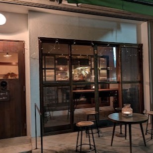 【マルズ】
岡崎市上六名の静かな一角に佇む「マルズ」は、知る人ぞ知るイタリア料理とワインの名店です。
レトロで落ち着いた雰囲気の店内は、Jazzyな音楽が流れる洗練された大人の空間。旬の食材を活かしたこだわりのイタリアンは、前菜からパスタ、メインまで「何を食べても美味しい」と食通たちに支持されています。大切な夜にゆっくりと美食とワインに浸れる、街の隠れ家的な一軒です。