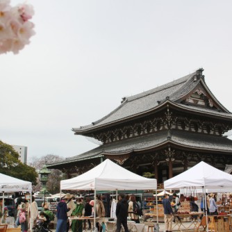 【東別院　暮らしの朝市】
毎月8のつく日に東別院境内で開催される、無農薬野菜やパン、焼き菓子、アクセサリーなどの手づくり屋台が並ぶ朝市。作り手が直接販売するから、コミュニケーションが楽しめるつながりの場で、訪れるたびに新しい発見と出会いがあります。