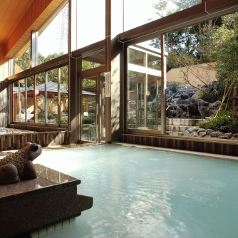 【天然温泉 みどり 楽の湯】
様々な種類の温泉を楽しめる温泉施設。檜風呂は趣深く、心も体もリフレッシュできます。サウナや岩盤浴、食事処もある天然温泉 みどり 楽の湯で、ゆっくりと疲れをいやすことができます。