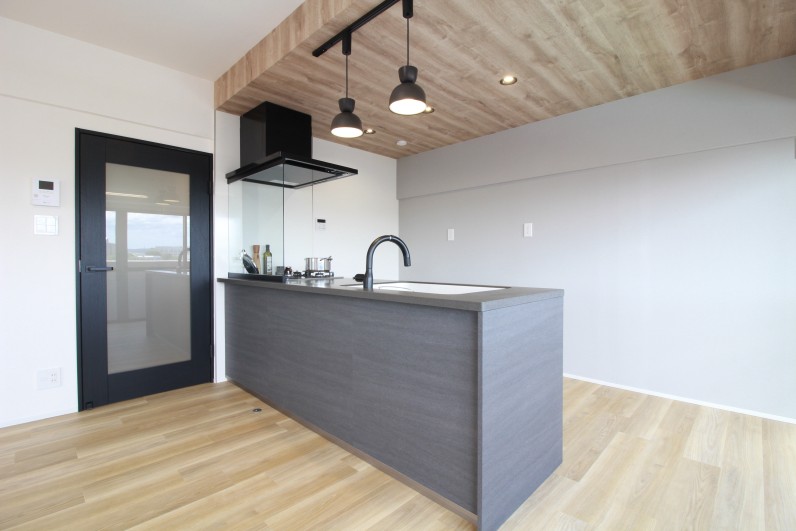 都会的なカウンターキッチン