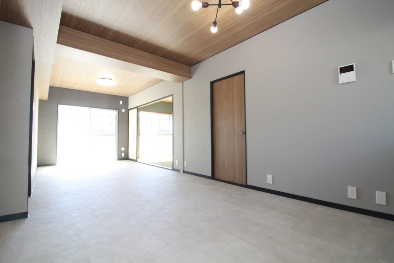 ブラックと木目のモダン空間