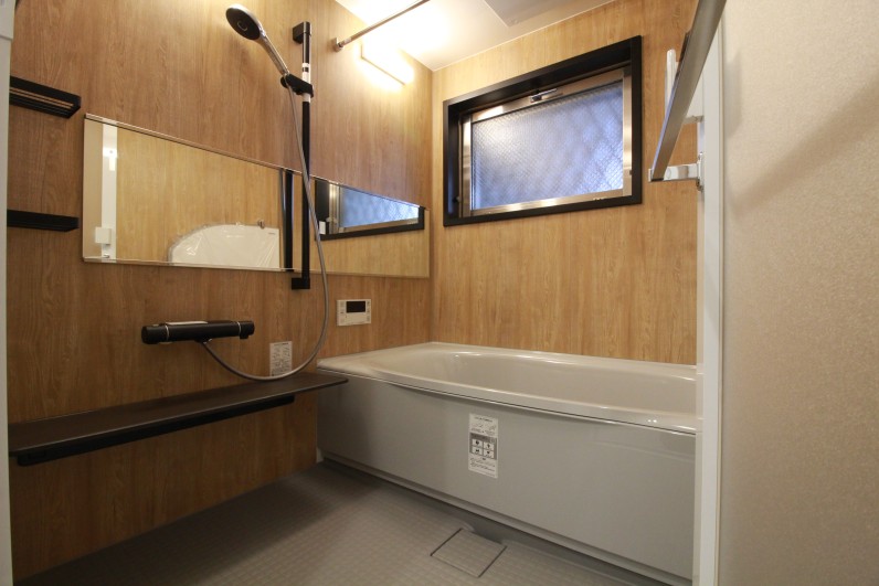 木目とシックな黒。
風が抜けるお風呂。