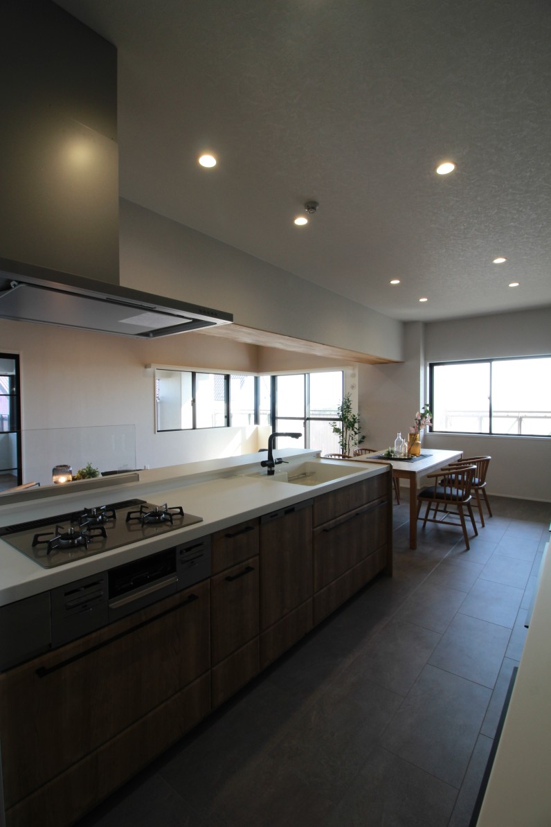 木目と白の対比。
視界が抜ける場所。