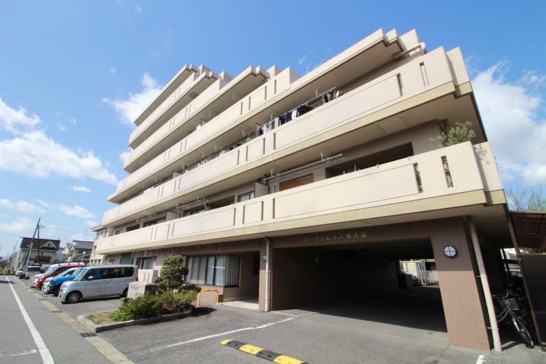 バルコニーに囲まれた<br />
開放感抜群の室内