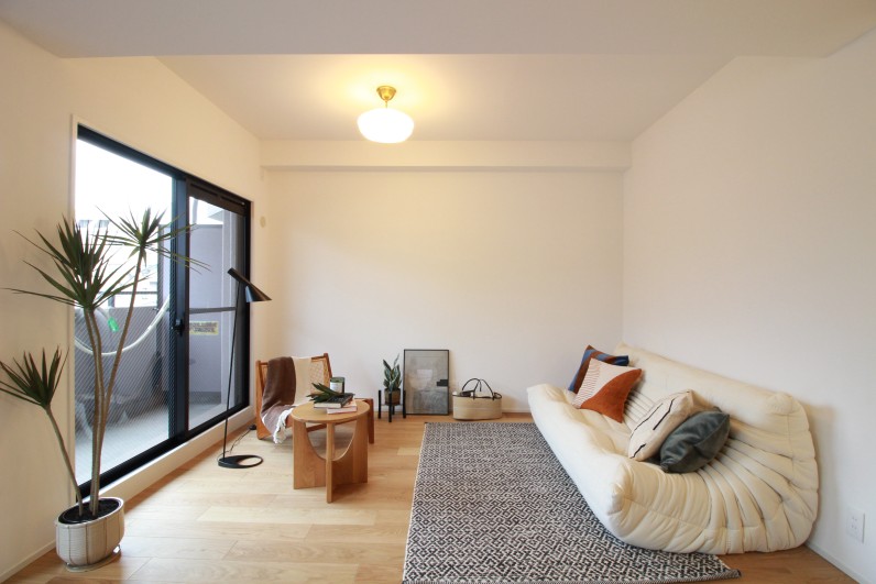 心をほどく、計算された余白。 私をリセットする広いリビング