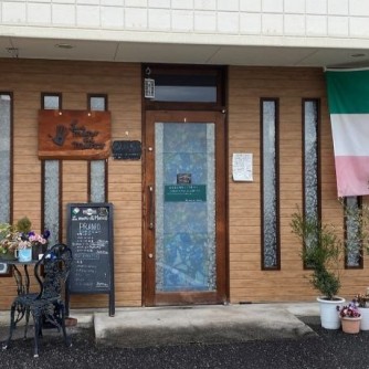 【La Mano di Marco】
本場イタリア人シェフが腕を振るう、手打ちパスタと厳選ワインが自慢の隠れ家イタリアン。その日に使う分だけを丹念に仕込む自家製生パスタは、旬の野菜をふんだんに取り入れたソースとの相性が抜群です。
イタリア産の生ハムやチーズも充実しており、ディナーはワインと共に優雅なひとときを。記念日にはスペシャルなデザートプレートも選べ、大切な日を彩る確かな一皿に出会えます。