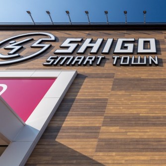 【四郷スマートタウン】
今や豊田北部の暮らしの心臓部です。
豊田市初出店で話題を呼んだ「カインズ」や「マックスバリュ」が集うランドマーク。24時間営業のスーパーをはじめ、ドラッグストアや銀行ATM、多彩な飲食店がひとつの街のように並びます。時間を気にせず、仕事帰りでも、早朝の思いつきでも。必要なものがすぐ手に届く贅沢が、ここにはあります。