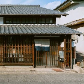 【SUZUSAN Lab】
指先から生まれる、光と影の彫刻。
有松の歴史ある景観に溶け込みながら、どこか凛としたモダンな空気を纏う場所。「SUZUSAN Lab」の扉を叩くと、そこには400年の時を超えて進化し続ける、絞り染めの新しい姿があります。
「くくる」「縫う」「畳む」。職人の手仕事によって布に施された無数の凹凸は、まるで柔らかな彫刻のよう。光を透かせば繊細な陰影が躍り、肌に触れれば驚くほど軽やかなリズムを奏でます。伝統工芸という言葉の枠を超え、世界中のランウェイやインテリアを彩るその美しさは、緻密な計算と、染め上がるまで誰にも分からない「偶然」が織りなすアートそのものです。
自らの手で布をくくり、色の変化を待つ静謐な時間。 古き良き技法に、自分だけの感性を重ね合わせる。そんな「創造する愉しみ」に浸るひとときが、日常に新しい彩りを与えてくれます。