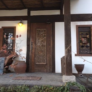 【鬱花（うっか）】
木漏れ日と静寂が織りなす、緑の特等席。
喧騒を離れた住宅街のなかに、突如として現れる深い森。一歩足を踏み入れると、そこには街の時計とは違う、緩やかで贅沢な時間が流れる空間が広がっています。 四季折々の草木が息づく庭園を眺めながら、丁寧に手繰り寄せられるお惣菜や、薫り高い珈琲。 
「整えられた自然」と「洗練された空間」が優しく調和する店内は、まるで五感を優しく解きほぐしてくれるかのよう。
窓の外に広がる緑のグラデーション、器に映る光と影。 日常のなかにこんなにも豊かな静寂があることに、気づかされるひととき。
慌ただしい日々を終えた大人が、ただお互いの存在を感じながら、あるいは一人で静かに思考を深める。
そんな「何もしない贅沢」に浸る時間が、これからの暮らしをより豊かに、鮮やかに彩ってくれます。
