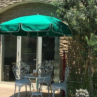 【カリス カフェ】
住宅街にひっそりと佇む隠れ家のようなギャラリーカフェです。
朝7時から11時半までという午前中のみの営業で、香流川散歩の途中に立ち寄るのにも最適です。ゆったりと流れる時間の中で、一日の始まりを優雅に過ごせます。