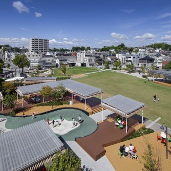 【籠田公園】
リニューアルされた岡崎市の中心部に位置する憩いの公園です。芝生広場を囲むように複合遊具や噴水、野外ステージが配置され、キッチンカーやマルシェなど年間を通じて多彩なイベントが開催されます。