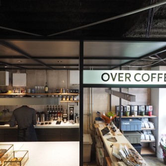 【OVER COFFEE】
本格的なエスプレッソマシンを使った一杯が楽しめる コーヒースタンドです。豆を選べるシステムで、メインブレンドやシングルオリジンから自分好みの味を探せます 。夜遅くまで営業し、1日の終わりにほっと一息つける大人の隠れ家的空間。