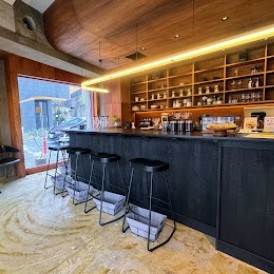 【CREUE by OVERCOFFEE】
街の日常を洗練された時間へと変えるスタイリッシュなコーヒースタンドです。
「成長する」という名の通り、街と共に歩み、人と人をつなぐ場であることを大切にしています。
カウンター主体のミニマルな店内では、厳選されたスペシャリティコーヒーや、時にはクラフトビールも楽しめます。朝7時から夜遅くまで灯る明かりは、忙しい日常に句読点を打つ「街の止まり木」。洗練されていながらも体温を感じるお店です。