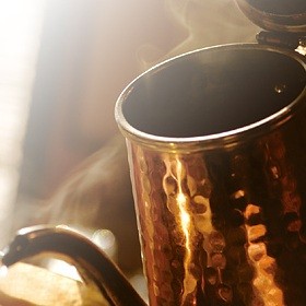 【イヅツヤ】
閑静な住宅街に佇むこの店は、まさに「本物のコーヒー」と出会える特別な場所です。世界各地から厳選された高品質な生豆を、店主がその個性を最大限に引き出すよう丁寧に自家焙煎。扉を開けた瞬間に広がる芳醇な香りは、訪れる人の心を解きほぐしてくれます。
単に豆を販売するだけでなく、コーヒー教室を通じて「一杯の幸福」を届ける活動も。日々の暮らしに上質な彩りを添えてくれる、街の誇りとも言える焙煎所です。