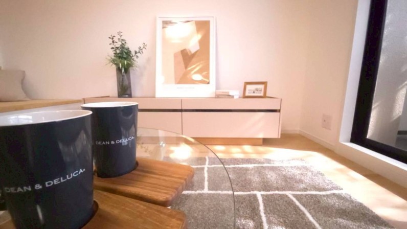 上層階のない静寂と、
　光が踊るカフェスタイル