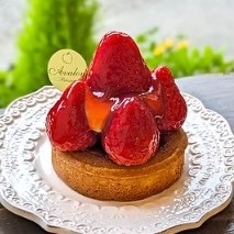 【アヴァロン】
八事駅近くに佇む、本格フランス菓子の一軒。ショーケースには、旬の素材を使い丁寧に仕立てられたケーキが並び、その美しさはまるで宝石のよう。味わいも繊細で、ひと口ごとに広がる余韻が心地よい。日常の中に小さな贅沢を添えてくれる、八事らしい上質なスイーツ店。