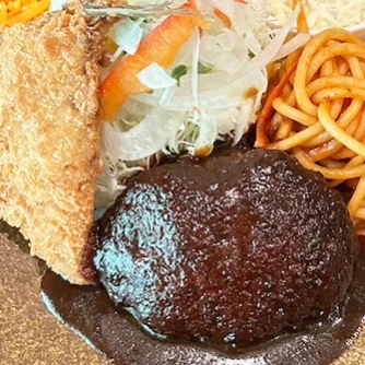 【らくおーれ】
中学校近くにある地元の人気洋食屋さん。入りやすい気さくな雰囲気が魅力的。肉汁あふれるハンバーグや昔懐かしいナポリタンなどワクワクするようなメニューがそろいます。駐車場も広いので気軽にぜひ行きたいお店。