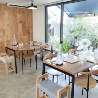 【the DAYS CAFE & KITCHEN】
大人の五感を満たす隠れ家です。1階では厳選されたスペシャルティコーヒーや見た目も美しい料理が愉しめ、2階はギャラリーやレンタル教室となる多目的スペースを展開。完全予約制の心地よい静寂のなかで、日常をアートに彩る豊かなひとときを過ごせます。