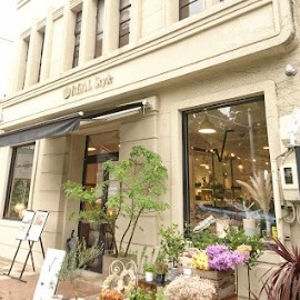 【REAL Style本店】
設計事務所を母体とし、建築士の視点で厳選された家具や建築パーツが揃うライフスタイルショップです。雑誌『I’m home』の世界を具現化したような空間には、上質なテクスチャと確かな機能美が宿っています。
ここは、住まいの「余白」に置くべき一脚の椅子や、空間を引き締めるアートピースと出会うための場所です。