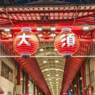 【大須商店街】
古着から最新ガジェット、多国籍な食文化までが渾然一体となったこの街は、ルールに縛られない「生のエネルギー」に満ちています。ヴィンテージの深みと、最新のトレンド。その両方が等身大で共存し、知的好奇心を常に刺激し続けます。
カオスな街で「自分たちの感性に引っかかるもの」を拾い上げる。それは、最高の贅沢であり、日常の延長にあるエンターテインメント。ここは終わりのない、街という名のアトリエです