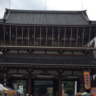 【東別院 暮らしの朝市】
毎月「8」のつく日に開催され、こだわりの食や手仕事の雑貨、アンティークが並びます。洗練された都会の暮らしの中に、作り手の体温が伝わる「本物」を取り入れるきっかけをくれます。
朝の清々しい空気の中、歩きながらキッチンを彩る器や一輪挿しを選ぶ。それは、忙しい日々の中で「時間の質」を大切にする方にとっての、当たり前でいて特別な幸福。街と家が地続きであることを実感させてくれる、この街の象徴的な風景です。