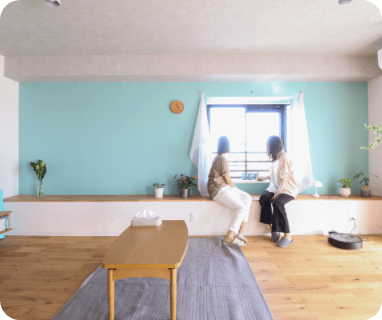 窓際のベンチから外を眺める