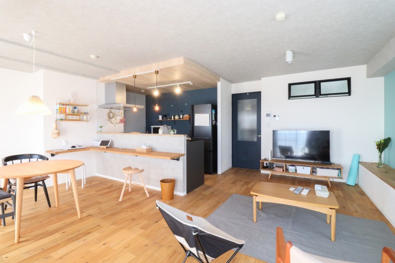 ナチュラルテイストのLDK。色で緩やかにエリア分けされています。