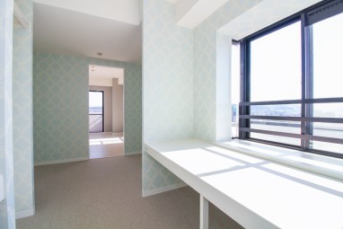 窓際には作業台も