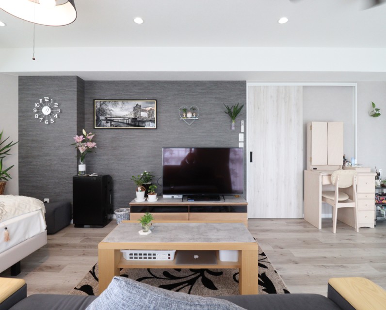 落ち着いたトーンでまとまったお部屋。床の色が気に入ってそこから全体を考えたそう。