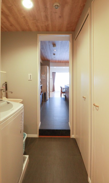 洗面から。開け放せば心地よい風が通り抜けるそう。